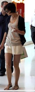 Katie Holmes feet photo thumbnail