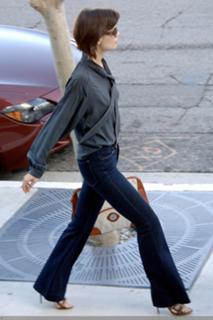 Katie Holmes feet photo thumbnail