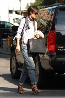 Katie Holmes feet photo thumbnail