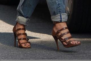 Katie Holmes feet photo thumbnail