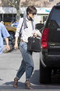 Katie Holmes feet photo thumbnail