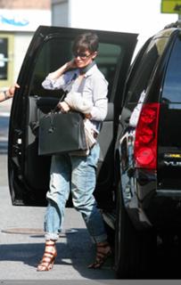 Katie Holmes feet photo thumbnail