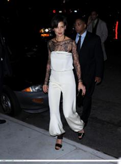Katie Holmes feet photo thumbnail