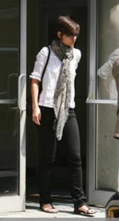 Katie Holmes feet photo thumbnail