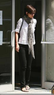 Katie Holmes feet photo thumbnail