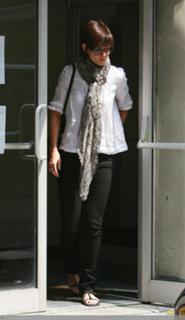 Katie Holmes feet photo thumbnail