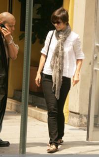 Katie Holmes feet photo thumbnail