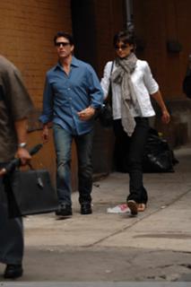 Katie Holmes feet photo thumbnail