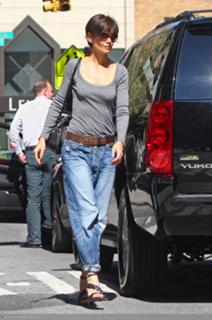 Katie Holmes feet photo thumbnail