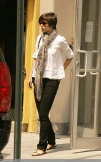 Katie Holmes feet photo thumbnail