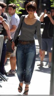 Katie Holmes feet photo thumbnail