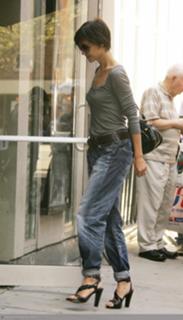 Katie Holmes feet photo thumbnail