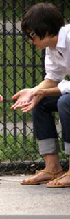 Katie Holmes feet photo thumbnail