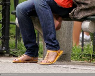 Katie Holmes feet photo thumbnail