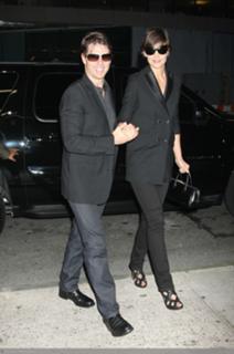 Katie Holmes feet photo thumbnail
