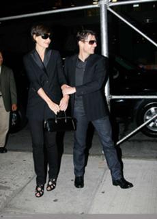 Katie Holmes feet photo thumbnail