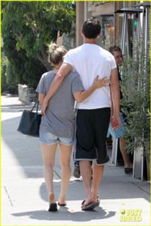Kaley Cuoco feet photo thumbnail