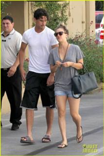 Kaley Cuoco feet photo thumbnail