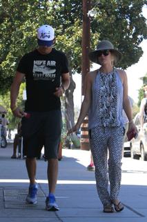 Kaley Cuoco feet photo thumbnail