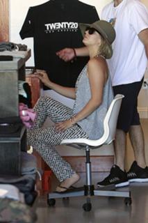 Kaley Cuoco feet photo thumbnail