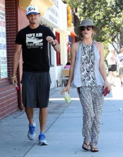 Kaley Cuoco feet photo thumbnail
