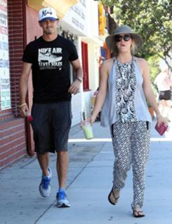 Kaley Cuoco feet photo thumbnail