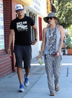 Kaley Cuoco feet photo thumbnail