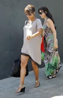 Halle Berry feet photo thumbnail