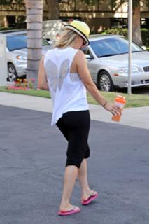 Kaley Cuoco feet photo thumbnail