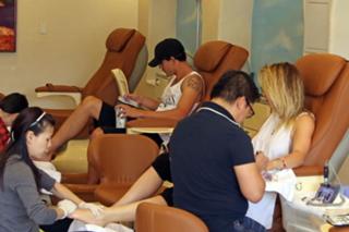 Kaley Cuoco feet photo thumbnail