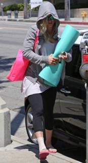 Kaley Cuoco feet photo thumbnail