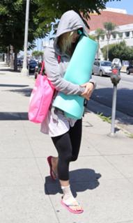 Kaley Cuoco feet photo thumbnail