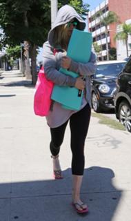 Kaley Cuoco feet photo thumbnail