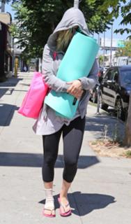 Kaley Cuoco feet photo thumbnail