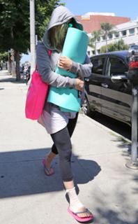 Kaley Cuoco feet photo thumbnail
