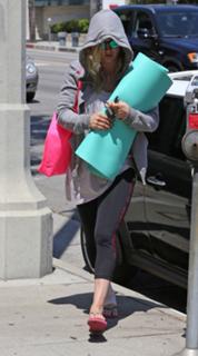 Kaley Cuoco feet photo thumbnail