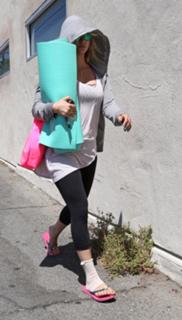 Kaley Cuoco feet photo thumbnail