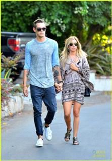 Ashley Tisdale feet photo thumbnail