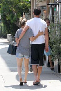 Kaley Cuoco feet photo thumbnail