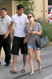 Kaley Cuoco feet photo thumbnail