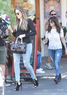 Khloé Kardashian feet photo thumbnail