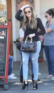 Khloé Kardashian feet photo thumbnail