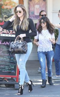 Khloé Kardashian feet photo thumbnail