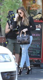 Khloé Kardashian feet photo thumbnail