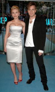 Scarlett Johansson feet photo thumbnail