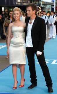 Scarlett Johansson feet photo thumbnail