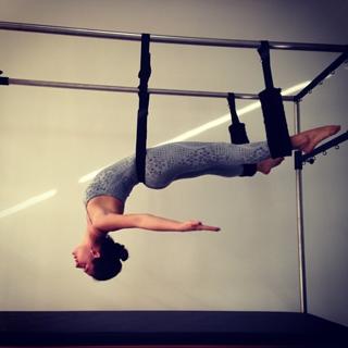 Isis Valverde feet photo thumbnail
