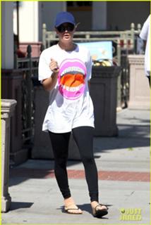 Kaley Cuoco feet photo thumbnail