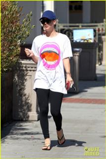 Kaley Cuoco feet photo thumbnail