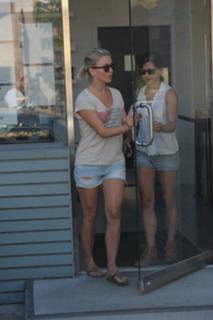 Julianne Hough feet photo thumbnail